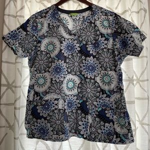 Vera Bradley Women’s scrub top size large, beautiful blue print with pockets